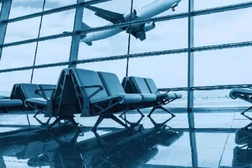 விமானத்தில் வினோதமாக நடந்துக் கொண்ட பயணிகள் - புரியாமல் ஷாக்கில் உறைந்த பனிப்பெண்கள் !