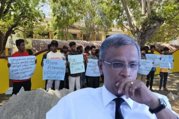 யாழில் பாடசாலை நிகழ்வில் சுமந்திரன் பிரதம விருந்தினராக கலந்துகொள்ளவதற்கு எதிராக வெடித்தது போராட்டம்