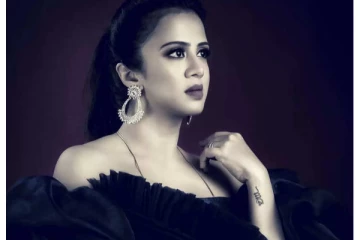 ஹீரோயின் லுக்கில் பிரபல தொகுப்பாளினி... இணையத்தை திணறடிக்கும் பேழகு! எப்படி இருக்கின்றார் தெரியுமா?