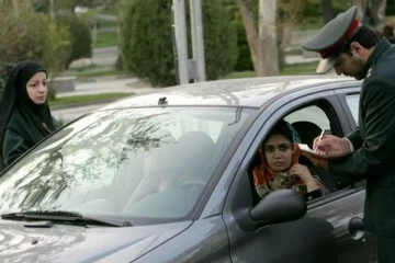 கார் பயணத்திலும் ஹிஜாப் அவசியம் என பொலிஸார் அறிவுறுத்தல் - உலக செய்திகளின் தொகுப்பு