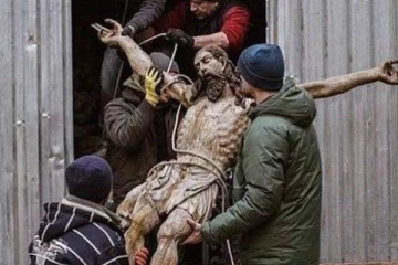 இரண்டாம் உலகப்போருக்குப் பிறகு மறைவிடத்திற்கு கொண்டு செல்லப்பட்ட இயேசு சிலை