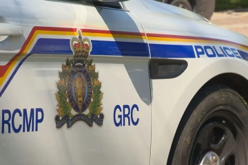 ஆற்றில் மிதந்த ஆணின் சடலம்: பொதுமக்கள் உதவி கோரும் பொலிஸ்