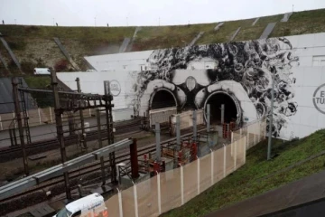 தண்ணீருக்கு அடியில் செல்லும் சுரங்கப்பாதைக்குள் சிக்கிக்கொண்ட நூற்றுக்கணக்கான பயணிகள்: ஒரு பயங்கர சம்பவம்