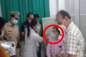 டாக்டர் கன்னத்தில் ஓங்கி பளாரென அறைந்த நர்ஸ்! மருத்துவமனையிலே் மோதல்: வெளியான வீடியோ