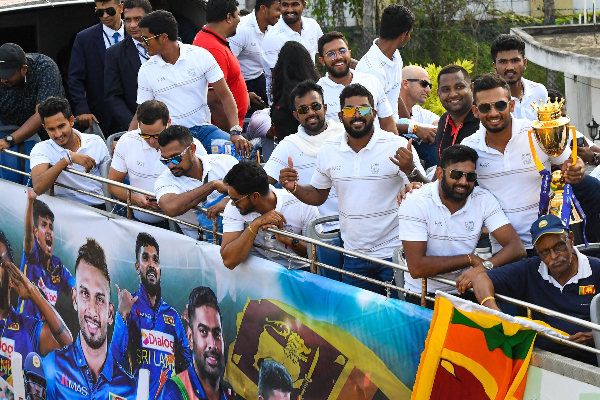 அதிகாலை நாட்டை வந்தடைந்த இரு அணியினர்; கொண்டாட்டத்தில் இலங்கை மக்கள் | Two Teams Reached The Country Early In The Morning