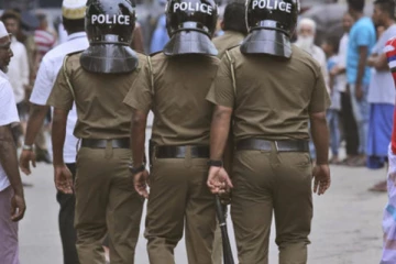 மூன்று முஸ்லிம்களிடம் மன்னிப்பு கோரிய ஐந்து பொலிஸார்!