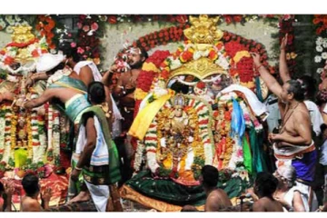 மீனாட்சி அம்மன் - சுந்தரேசுவரர் திருக்கல்யாணம் - வண்ண வண்ண மலர்களால் அலங்கரிக்கப்பட்ட மேடை - பக்தர்கள் பரவசம்