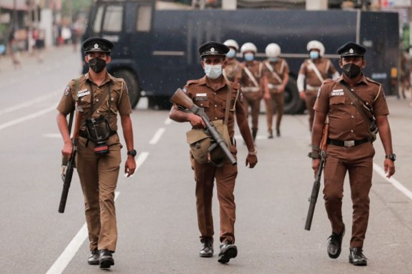 காவல்துறை அதிகாரி வேடத்தில் கொள்ளை - அதிரடி தேடுதலில் காவல்துறையினர் | Two Youths Involved In A Robbery In Kalutara