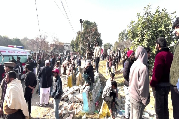 பாகிஸ்தானில் துயரம் : திருமண நிகழ்வில் வெடிப்பு சம்பவம் : மணமகன் - மணமகள் பலி | Bride And Groom Killed Gas Cylinder Blast Pakistan