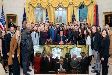 ட்ரம்பை ஆசீர்வதிக்க வெள்ளைமாளிகையில் குவிந்த போதகர்கள்