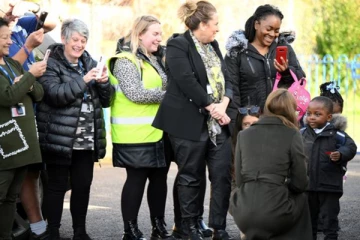 3 வயது சிறுவனுக்கு மலர் கொடுத்த வேல்ஸ் இளவரசி!