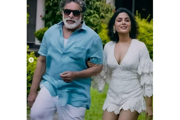 இந்த வயசுல இது கேக்குதா..! இளம் நடிகையுடன் நெருக்கமான காட்சிகளில் நடிகர் நாசர் | Naseer Romantic Scene With Young Actress