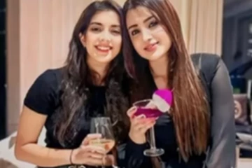 த்ரிஷா உடன் இருக்கும் இந்த பெண் யார் தெரியுமா?