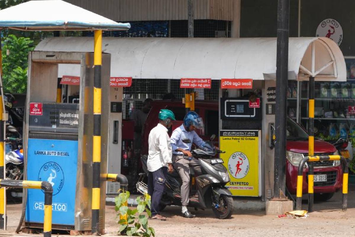 மோசடியில் ஈடுபடும் மட்டக்களப்பு அரச திணைக்கள சாரதிகள்..! ஈ.பி.டி.பி மட்டு மாவட்ட ஒருங்கிணைப்பாளர் குற்றச்சாட்டு | Fraud In Fueling Government Department Vehicles மோசடியில் ஈடுபடும் மட்டக்களப்பு அரச திணைக்கள சாரதிகள்..! ஈ.பி.டி.பி மட்டு மாவட்ட ஒருங்கிணைப்பாளர் குற்றச்சாட்டு | Fraud In Fueling Government Department Vehicles