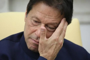 பாகிஸ்தான் பிரதமர் பதவியை இழந்தார் இம்ரான் கான் : புதிய பிரதமர் இவர்தான்..!