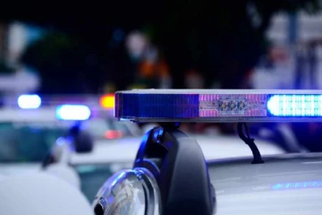 அறையை விட்டு வெளியே வர பயப்படும் வயதான பெண்: பின்னணியில் சில இளம்பெண்கள்