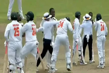 சிக்ஸர் அடித்ததால் ஆத்திரம்; மைதானத்தில் தாக்கிக்கொண்ட வீரர்கள் - வைரலாகும் வீடியோ