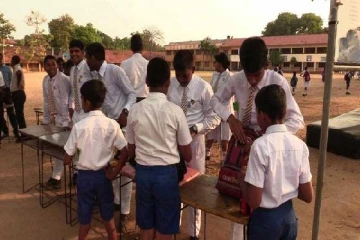 பாடசாலைகளை திறப்பதற்கான சூழல் ஏற்படவில்லை -மாணவருக்கு தடுப்பூசியும் வேண்டாம் - பேராசிரியர் விடுத்துள்ள கோரிக்கை