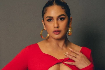 அட்டை படத்திற்கு எல்லைமீறிய போஸ்! வலிமை ஹீரோயின் ஹுமா குரேஷியால் ஷாக் ஆன ரசிகர்கள்