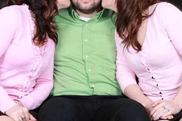 2 மனைவிகளுடன் டைம் டேபிள் போட்டு குடும்பம் நடத்தும் இளைஞர்! | Gurugram Marries Two Women Schedule With Husband 2 மனைவிகளுடன் டைம் டேபிள் போட்டு குடும்பம் நடத்தும் இளைஞர்! | Gurugram Marries Two Women Schedule With Husband