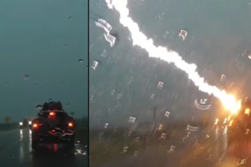 நெடுஞ்சாலையில் சென்ற கார்மீது தாக்கிய  மின்னல்;  அதிஸ்டவசமாக   தப்பிய 5 பேர்