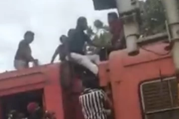 මරණ භය පෙනී පෙනී අද ජනතාව දුම්රියේ  ගිය භයානක ගමන..