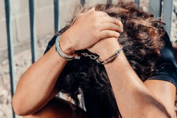 பொலிஸார் அதிரடியில் இளம் கணவனும் மனைவியும் கைது!