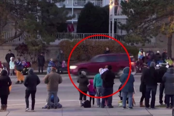 அமெரிக்காவில் பயங்கரம் - கிறிஸ்துமஸ் ஊர்வலத்துக்குள் திடீரென புகுந்தது கார்- ஐவரின் உயிர் பறிபோனது