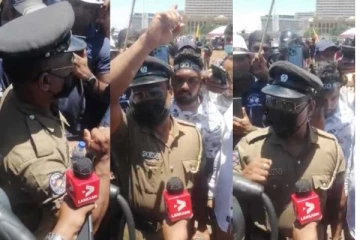 නිල ඇඳුමින් ගාලුමුවදොර විරෝධතාවට එක්වූ පොලිස් සැරයන්ට සිදු වූ දේ මෙන්න.(VIDEO)
