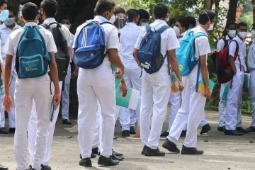 ஆபத்தான இடத்தில் குளிக்கச் சென்ற பாடசாலை மாணவர்களை மடக்கிப்பிடித்த  கிராமவாசிகள்!