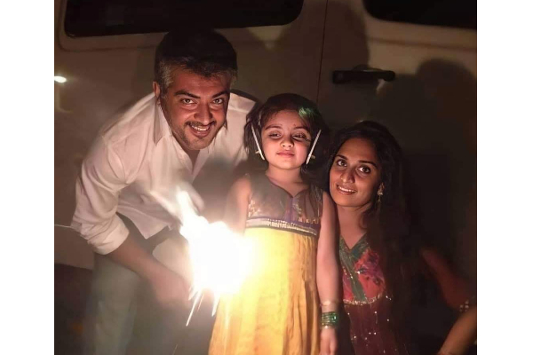 தனது குடும்பத்துடன் தீபாவளி கொண்டாடிய தல அஜித்.. அழகிய புகைப்படத்தை பாருங்க | Ajith Diwali Celebration With Family