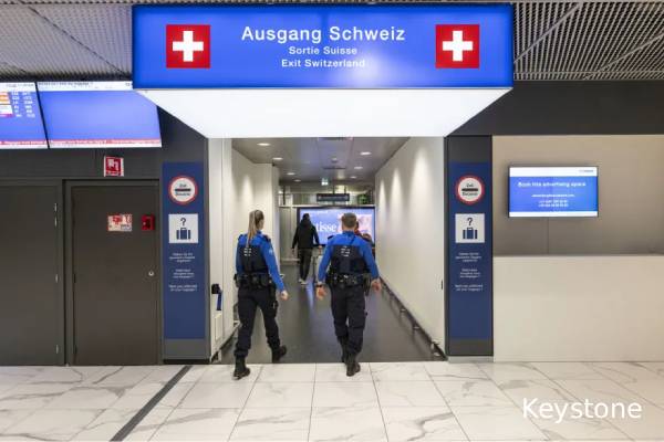 சுவிட்சர்லாந்துக்கு புலம்பெயர்ந்தோர் எண்ணிக்கை குறைந்தது | Swiss Net Immigration Declined To 10 5 In 2025