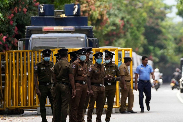 எரிபொருளுக்கு வரிசைக்கு சென்ற பெண்கள் மூவர் மாயம்! | Three Women Who Lined Up For Fuel Are Magic