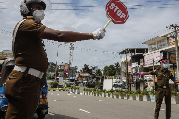 கசிப்பு வியாபாரியிடம் கைநீட்டிய பொலிஸாருக்கு நடந்த தரமான சம்பவம்! | Bribed Police Sergeant And Police Constable