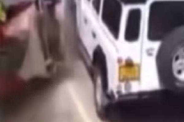 எரிபொருள் நிரப்பும் போது நடந்த பயங்கர விபத்து ; ஸ்தளத்தில் உயிரிழந்த முச்சக்கர வண்டி சாரதி | Vehicle Person Standing Side Road Horrifying Scene எரிபொருள் நிரப்பும் போது நடந்த பயங்கர விபத்து ; ஸ்தளத்தில் உயிரிழந்த முச்சக்கர வண்டி சாரதி | Vehicle Person Standing Side Road Horrifying Scene