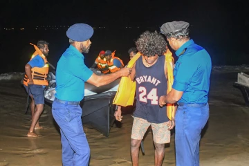 நடு கடலில் ஆபத்தில் சிக்கிய மீனவர் ; இலங்கை கடற்படையினரால் காப்பற்றப்பட்ட உயிர்