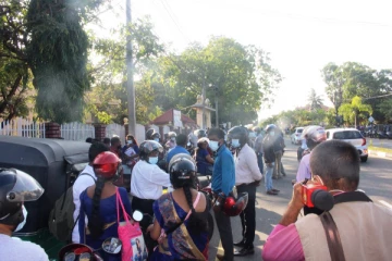 மட்டக்களப்பில் பாடசாலை ஒன்றின் முன் பதற்ற நிலை (VIDEO)