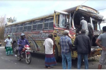 யானையின் தாக்குதலில் மயிரிழையில் தப்பிய பக்தர்கள்(படங்கள்)