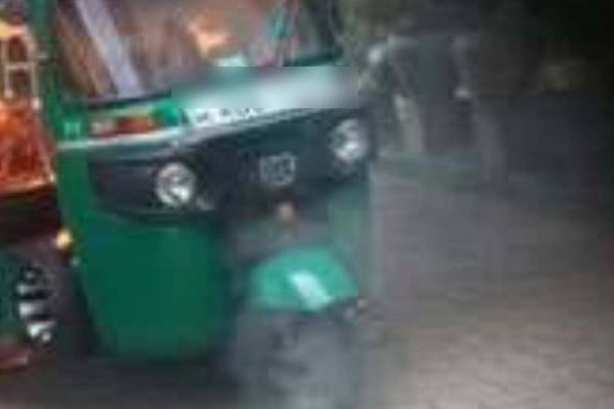 பிரதான வீதியில் திடிரென தீ பற்றி எரிந்த முச்சக்கர வண்டி | Three Wheeler Suddenly Catches Fire On Main Road