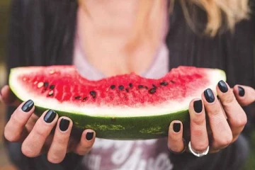 அடிக்கடி தர்பூசணி பழம் சாப்பிடுபவரா? உங்களுக்கான எச்சரிக்கை பதிவு!