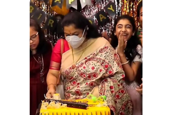 சூப்பர் சிங்கர் சின்ன குழந்தைகளுடன் பிறந்தநாளை கொண்டாடிய பாடகி சித்ரா- அழகிய புகைப்படம் | Ks Chithra Bday Celebration
