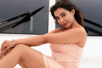 நடுக்கடலில் எல்லைமீறிய கவர்ச்சி.. பார்வதி நாயர் போட்டோஷூட்