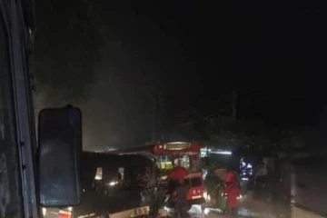 இரு பேருந்துகள் நேருக்கு நேர் மோதியதில் சாரதி பலி