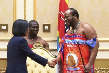 15 மனைவிகள்...30 குழந்தைகள்...விமான நிலையத்தையே அதிர வைத்த மன்னர்