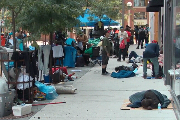 refugees-forced-to-sleep-outside-in-canada-toronto:ரொரன்றோவில் சாலையோரம் படுத்து உறங்கும் புகலிடக்கோரிக்கையாளர்கள்
