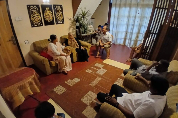 முஸ்லிம் காங்கிரஸின் முக்கிய உறுப்பினரை நேரில் சென்று சந்தித்த கொழும்பு மேயர் | Balthasar Goes Home To See Buharis Happiness