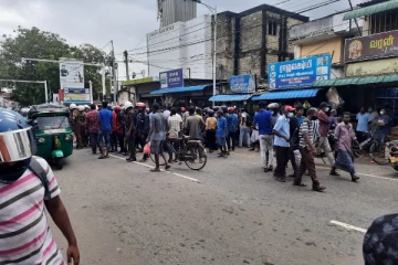 யாழில் தாயின் கண்முன்னே பிரிந்த மகனின் உயிர்! லொறி மீது தாக்குதல் நடத்திய மக்கள் (Photo)