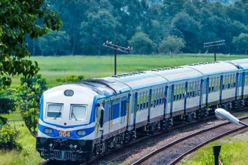 தமிழர் பகுதியில் ஓடும் ரயிலில் பாய்ந்து இளைஞன் தற்கொலை; அதிர்ச்சியை ஏற்படுத்திய சம்பவம்