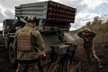 உக்ரைன் வீரர்கள் உருவாக்கிய போலி ஆயுத குவியல்கள்: பயந்து பின்வாங்கிய ரஷ்ய வீரர்கள்