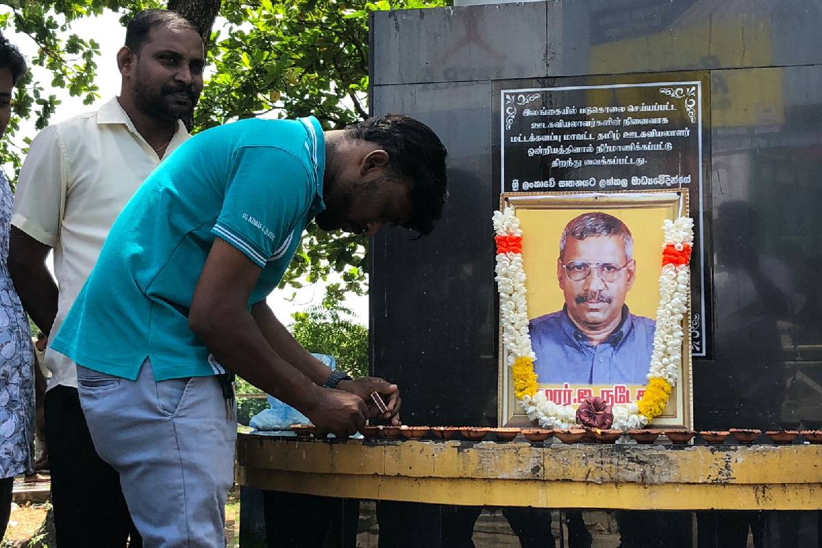 சிரேஷ்ட ஊடகவியலாளர் நடேசனின் 22ஆம் ஆண்டு நினைவு தினம் அனுஷ்டிப்பு! | Aiyathurai Nadesan S 22Nd Year Commemoration Batti சிரேஷ்ட ஊடகவியலாளர் நடேசனின் 22ஆம் ஆண்டு நினைவு தினம் அனுஷ்டிப்பு! | Aiyathurai Nadesan S 22Nd Year Commemoration Batti